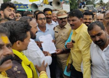 खंडाळा घाटात धनगर बांधवांचा आरक्षणासाठी रास्तारोको ; दहा दिवसात निर्णय न झाल्यास उजनी धरणात जलसमाधी घेणार