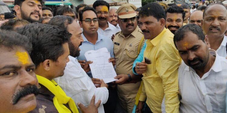 खंडाळा घाटात धनगर बांधवांचा आरक्षणासाठी रास्तारोको ; दहा दिवसात निर्णय न झाल्यास उजनी धरणात जलसमाधी घेणार