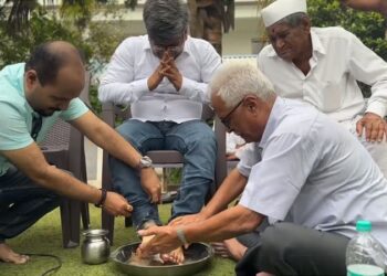 Shikrapur News : प्रकाश महाजनांनी वारे गुरुजींचे पायाला चंदन लावून धुतले ; तब्बल दोन वर्षे राहिले अनवानी