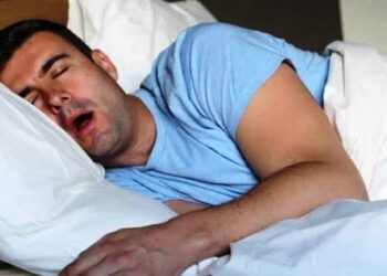 तुम्हालाही घोरण्याची समस्या सतावतीये? तर ‘हे’ घरगुती उपाय केल्यास होईल मोठा फायदा…