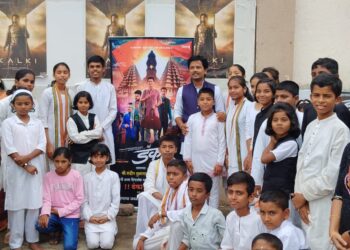 पहिल्या वेतनाच्या रकमेतून बालचमुंना दाखविला “डंका हरिनामाचा” सिनेमा