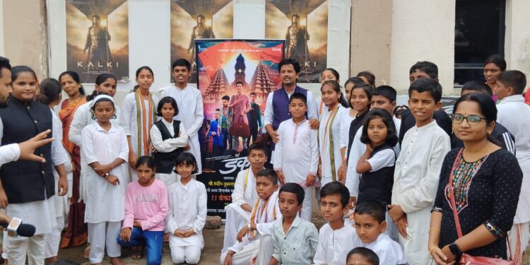 पहिल्या वेतनाच्या रकमेतून बालचमुंना दाखविला “डंका हरिनामाचा” सिनेमा