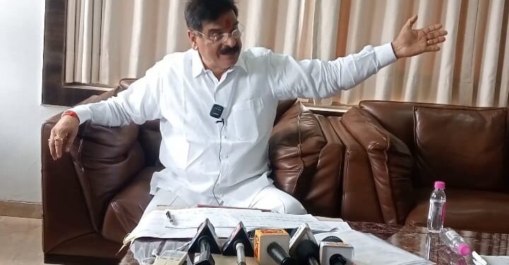 पुरंदरः आमदारांच्या आरोपांचे खंडन करीत, बैठकीला निमंत्रण नसल्याचा दावा चुकीचाचः मा. मंत्री विजय शिवतारे