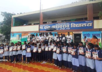 जेजुरीः तीर्थक्षेत्र विकास कामांचा विजय शिवतारेंनी घेतला आढावा, विद्यार्थ्यांना २५००० वह्यांचे केले वाटप