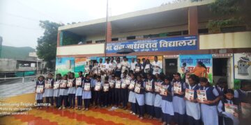 जेजुरीः तीर्थक्षेत्र विकास कामांचा विजय शिवतारेंनी घेतला आढावा, विद्यार्थ्यांना २५००० वह्यांचे केले वाटप