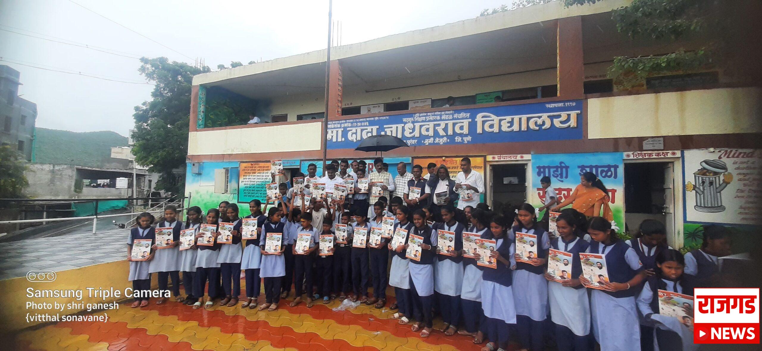 जेजुरीः तीर्थक्षेत्र विकास कामांचा विजय शिवतारेंनी घेतला आढावा, विद्यार्थ्यांना २५००० वह्यांचे केले वाटप