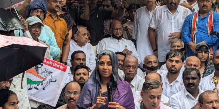 पुणेः मविआचा सरकावर जोरदार हल्लाबोल, भर पावसात सुप्रिया सुळे यांनी आंदोलकांना केले मार्गदर्शन