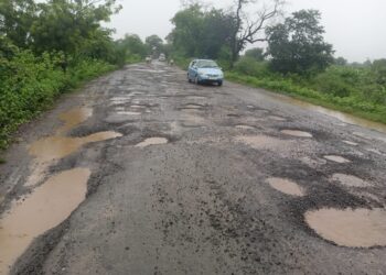 खड्डेच खड्डे चोहीकडे……मग रस्ता गेला कुणीकडे…?