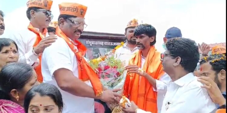 मराठा आरक्षणासाठी शांतता रॅली : मराठा योद्धा मनोज जरांगे यांच्याकडून वीर धाराऊ माता गाडे पाटील यांच्या शिवकालीन समाधी स्थळाचे घेन्यात आले दर्शन