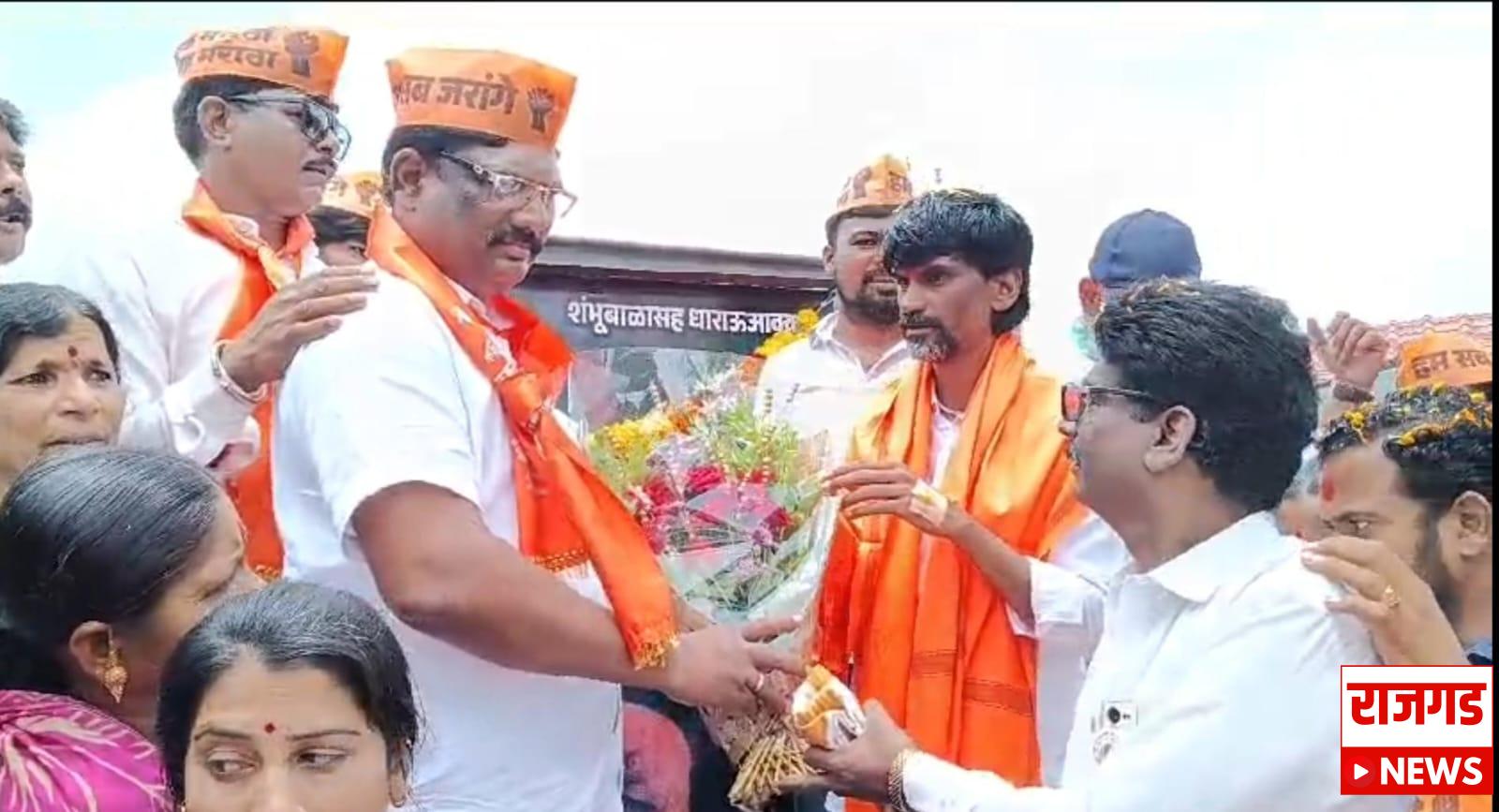 मराठा आरक्षणासाठी शांतता रॅली : मराठा योद्धा मनोज जरांगे यांच्याकडून वीर धाराऊ माता गाडे पाटील यांच्या शिवकालीन समाधी स्थळाचे घेन्यात आले दर्शन