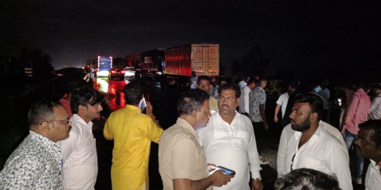 Breking News :पुणे-सातारा महामार्गावरील धांगवडी पुलावर खड्ड्यांचा प्रकोप, रात्रीचे दहा वाजता रास्ता रोको आंदोलन