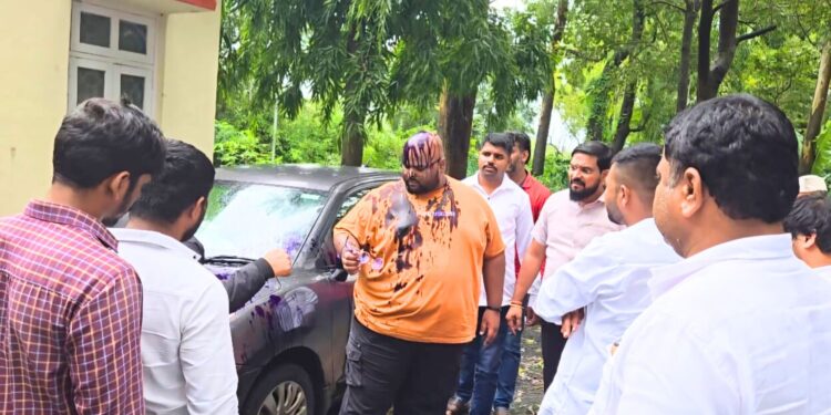 वेल्हा : अभियंता शाईफेक प्रकरणी काँग्रेसच्या कार्यकर्त्यांवर गुन्हा दाखल