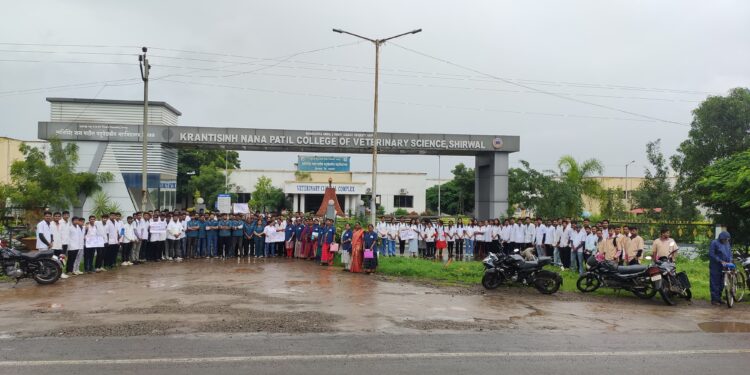 राज्यातील पशुवैद्यकीय विद्यार्थ्यी बेमुदत संपावर; पशुचिकित्सांची सेवा ठप्प, उपचारासाठी आलेल्या अनेकांना फटका