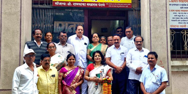 जेजुरीः जेष्ठ नागरिक संघटनेकडून विद्या घोडके, वाळिंबे यांचा सन्मान