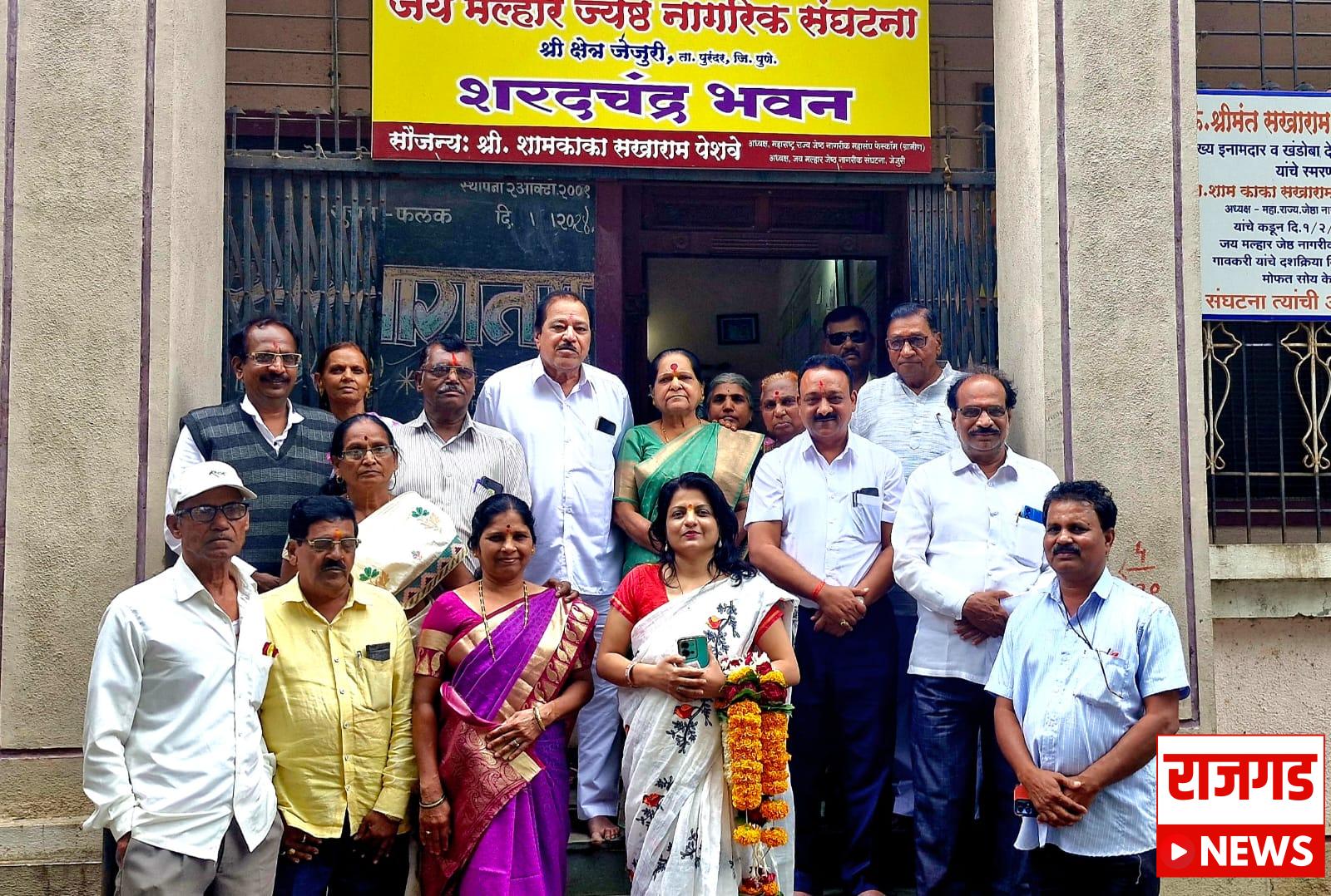 जेजुरीः जेष्ठ नागरिक संघटनेकडून विद्या घोडके, वाळिंबे यांचा सन्मान