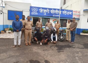 जेजुरीः पोलीस गुन्ह्यातील एका दुचाकीचा शोध घ्यायला गेले अन् मिळाल्या आणखी तीन दुचाकी