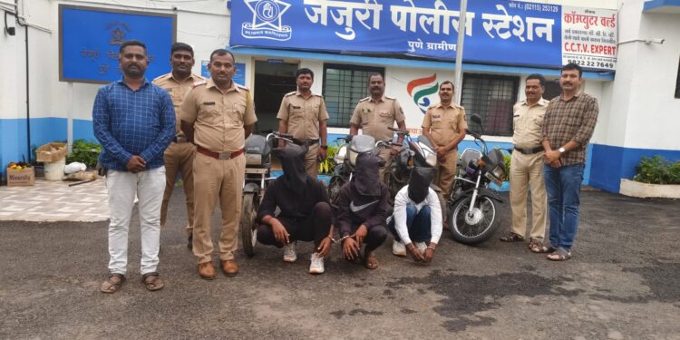 जेजुरीः पोलीस गुन्ह्यातील एका दुचाकीचा शोध घ्यायला गेले अन् मिळाल्या आणखी तीन दुचाकी