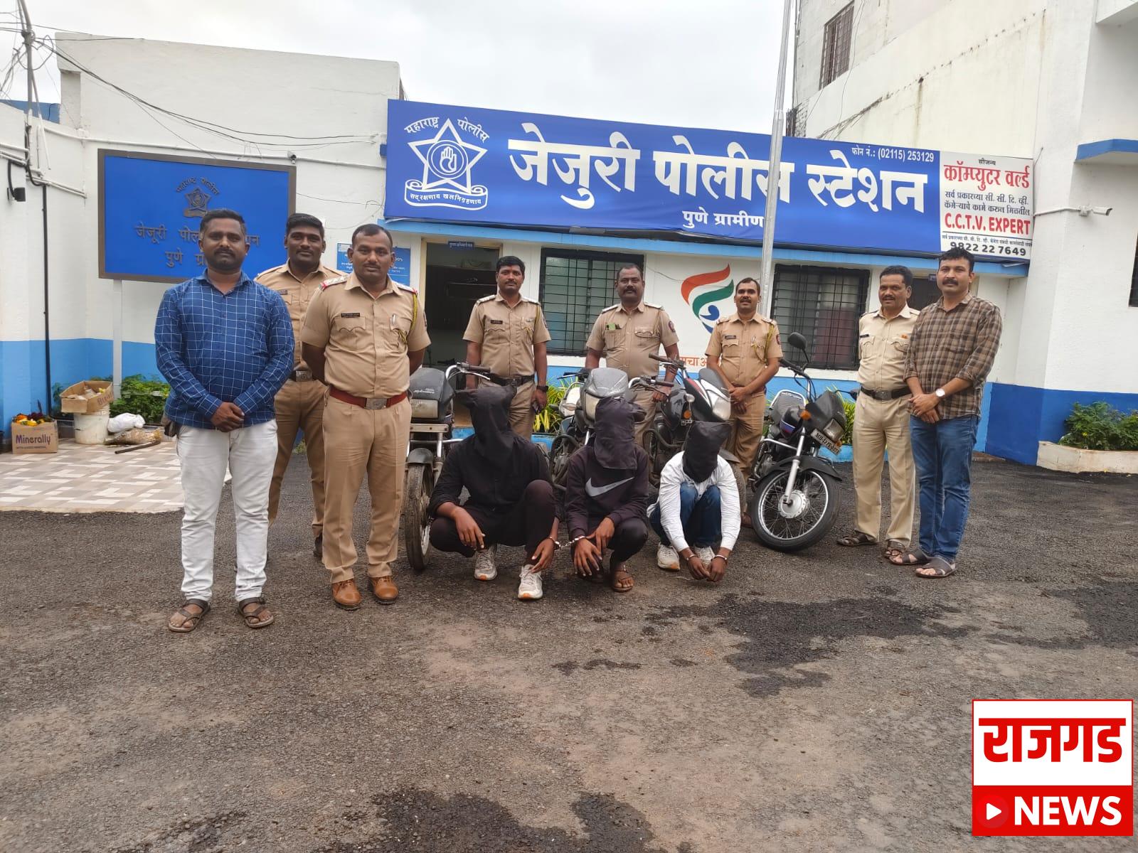 जेजुरीः पोलीस गुन्ह्यातील एका दुचाकीचा शोध घ्यायला गेले अन् मिळाल्या आणखी तीन दुचाकी