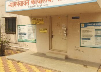 सस्तेवाडी ग्रामपंचायतीच्या भ्रष्ट कारभाराविरोधात पंचायत समिती बारामती येथे भाजपा पदाधिकाऱ्यांचे अर्धनग्न आंदोलन