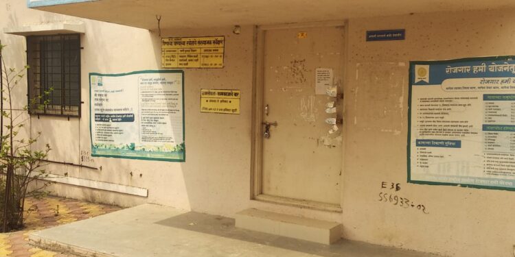 सस्तेवाडी ग्रामपंचायतीच्या भ्रष्ट कारभाराविरोधात पंचायत समिती बारामती येथे भाजपा पदाधिकाऱ्यांचे अर्धनग्न आंदोलन