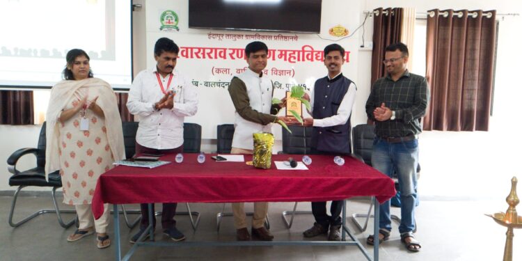 इंदापूरः विश्वासराव रणसिंग महाविद्यालयात नाटक आणि सादरीकरणाचे विद्यार्थ्यांना मिळाले धडे
