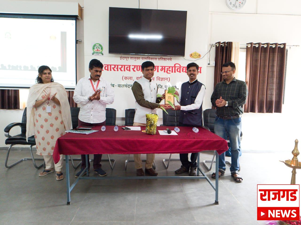 इंदापूरः विश्वासराव रणसिंग महाविद्यालयात नाटक आणि सादरीकरणाचे विद्यार्थ्यांना मिळाले धडे