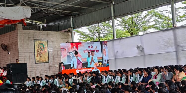 बाप समजून घेताना….. विद्यार्थ्यींनीना अश्रू अनावर; वसंत हंकारेंची व्याख्यानमाला, मुले-मुली-पालकांचा उस्फुर्त सहभाग