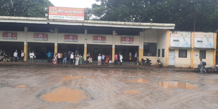 भोरः एसटी स्थानकात खड्ड्यांचे साम्राज्य; स्थानकात अनेक सुविधांचा अभाव, नागरिक व विद्यार्थ्यांचे होताहेत हाल