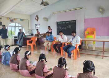 भोर: तालुक्यातील शाळांना शिक्षण आयुक्तांची भेट, शाळेत राबविण्यात येत असलेल्या उपक्रमांची घेतली माहिती