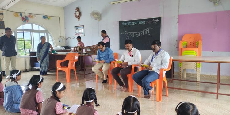 भोर: तालुक्यातील शाळांना शिक्षण आयुक्तांची भेट, शाळेत राबविण्यात येत असलेल्या उपक्रमांची घेतली माहिती