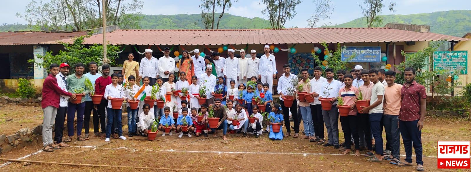 भोरः जिल्हा परिषद शाळा गोरड येथे विद्यार्थ्यांना झाडाचे रोप देऊन अनोख्या पध्दतीने स्वातंत्र्यदिन साजरा