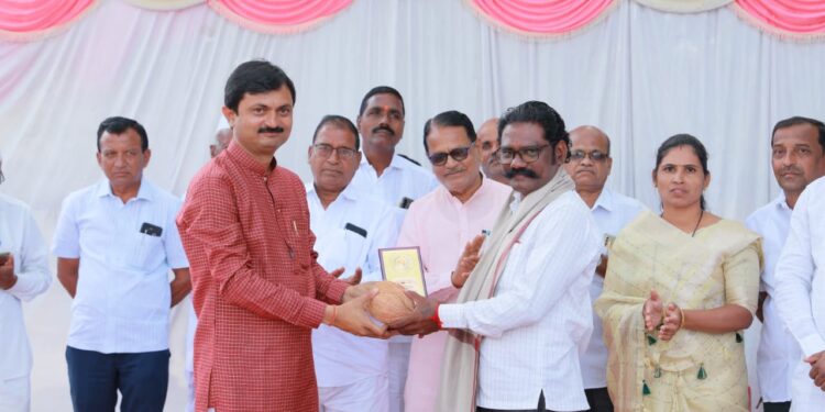 नानगावः राजेंद्र खोमणे यांचा “आदर्श पत्रकार” पुरस्काराने सन्मान; निर्भीड पत्रकार म्हणून तालुक्यात परिचित