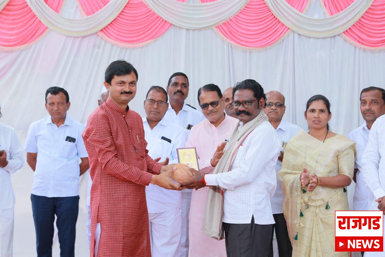 नानगावः राजेंद्र खोमणे यांचा “आदर्श पत्रकार” पुरस्काराने सन्मान; निर्भीड पत्रकार म्हणून तालुक्यात परिचित