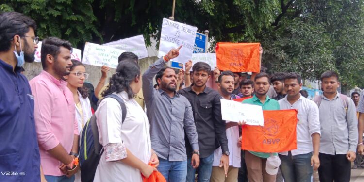 Pune: विद्यार्थी परिषदेकडून मुख्यमंत्री ममता बॅनर्जी यांच्या राजीनाम्याची मागणी