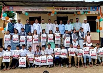 Bhor: माजी विद्यार्थी व स्वराज्यभूमीतर्फे विद्यार्थ्यांना गणवेशाचे वाटप