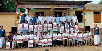 Bhor: माजी विद्यार्थी व स्वराज्यभूमीतर्फे विद्यार्थ्यांना गणवेशाचे वाटप