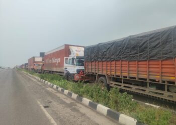 Nasarapur: सातारा-पुणे महामार्गांवर अवजड वाहने थांबवली; वाहनधारकांना सहन करावा लागतोय नाहक मनस्ताप