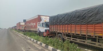 Nasarapur: सातारा-पुणे महामार्गांवर अवजड वाहने थांबवली; वाहनधारकांना सहन करावा लागतोय नाहक मनस्ताप