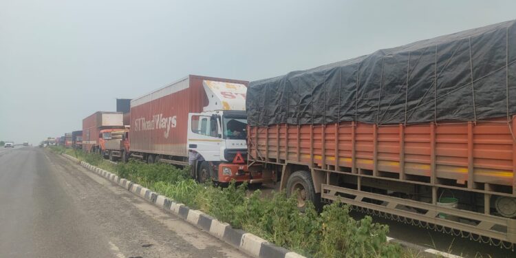 Nasarapur: सातारा-पुणे महामार्गांवर अवजड वाहने थांबवली; वाहनधारकांना सहन करावा लागतोय नाहक मनस्ताप