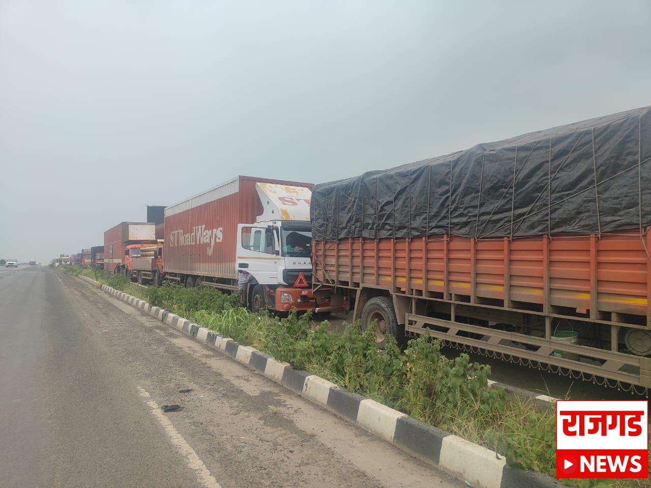 Nasarapur: सातारा-पुणे महामार्गांवर अवजड वाहने थांबवली; वाहनधारकांना सहन करावा लागतोय नाहक मनस्ताप