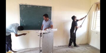 कौतुकास्पदः शिक्षकांनी केले शाळेतील वर्गखोल्यांचे रंगकाम; दोनच दिवसांत रंगविल्या ११ वर्गखोल्या