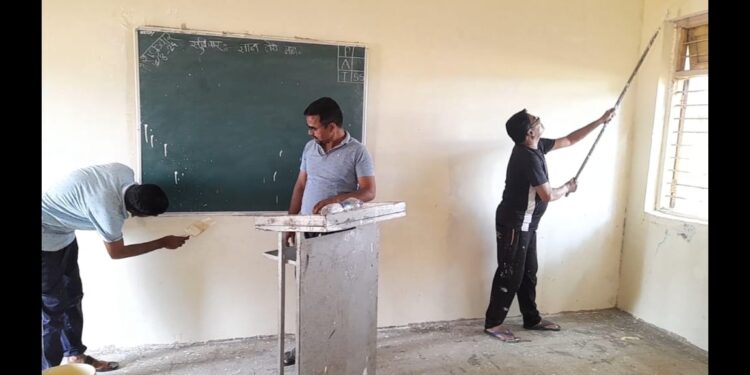 कौतुकास्पदः शिक्षकांनी केले शाळेतील वर्गखोल्यांचे रंगकाम; दोनच दिवसांत रंगविल्या ११ वर्गखोल्या