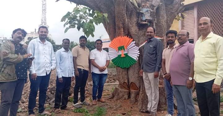 Jejuri: वंदे मातरम् संघटनेचे पिंपळाच्या खोडाला राखी बांधत वृक्षाबंधन साजरे