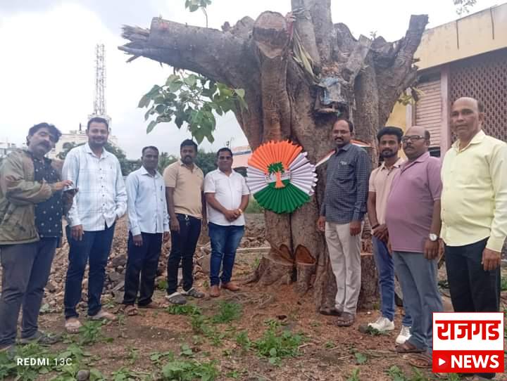 Jejuri: वंदे मातरम् संघटनेचे पिंपळाच्या खोडाला राखी बांधत वृक्षाबंधन साजरे