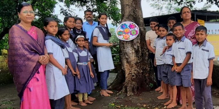 वाठारः झाडांना राखी बांधून विद्यार्थ्यांनी दिला वृक्षसंवर्धनाचा संदेश