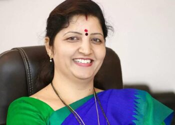 Breaking News: रुपाली चाकणकरांची महिला अध्यक्षपदावरुन हकालपट्टी करावी; पुण्यातील महिलांचे मुख्यमंत्र्यांना निवेदन