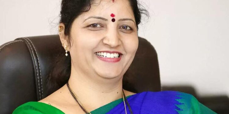 Breaking News: रुपाली चाकणकरांची महिला अध्यक्षपदावरुन हकालपट्टी करावी; पुण्यातील महिलांचे मुख्यमंत्र्यांना निवेदन