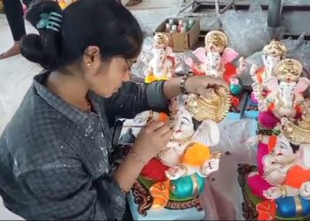 भोरः आतुरता बाप्पाच्या आगमनाची; कुंभारवाड्यात गणेशमूर्तींवर फिरवला जातोय अखेरचा हात