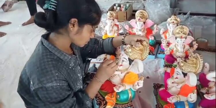 भोरः आतुरता बाप्पाच्या आगमनाची; कुंभारवाड्यात गणेशमूर्तींवर फिरवला जातोय अखेरचा हात
