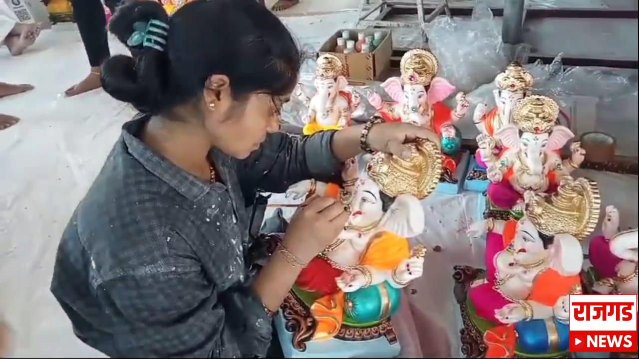 भोरः आतुरता बाप्पाच्या आगमनाची; कुंभारवाड्यात गणेशमूर्तींवर फिरवला जातोय अखेरचा हात